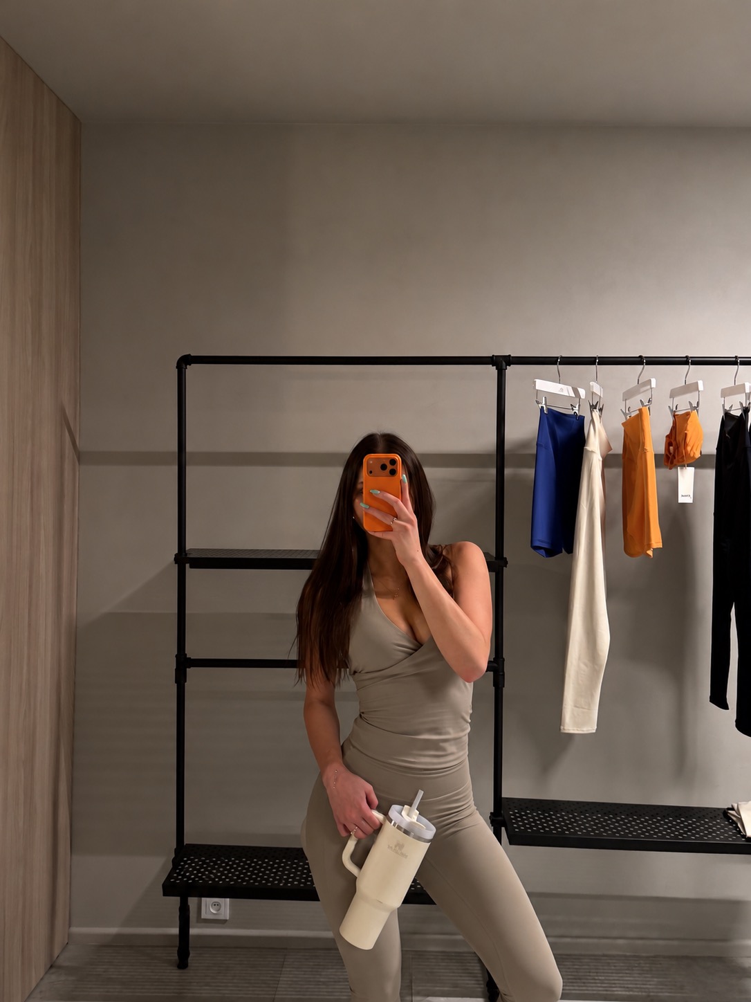Julia w sportowym stroju robi selfie w lustrze